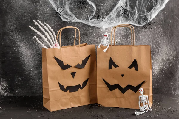 Τσάντες Ψώνια Διακοσμήσεις Για Halloween Γκρι Φόντο — Φωτογραφία Αρχείου