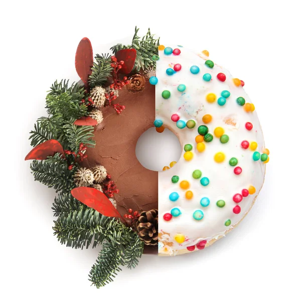 白色背景的圣诞巧克力蛋糕和美味甜甜圈的创意拼贴 图库图片