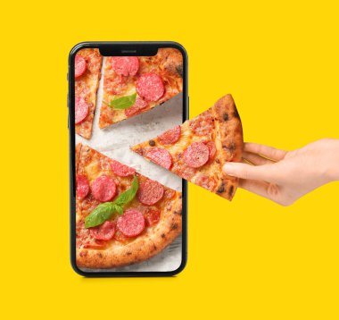 El yapımı yaratıcı kolaj sarı arka planda lezzetli bir pizza ve cep telefonu dilimi alıyor
