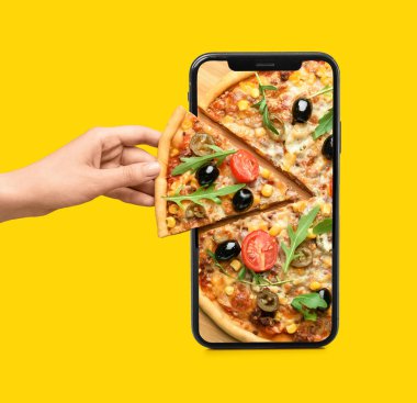El yapımı yaratıcı kolaj sarı arka planda lezzetli bir pizza ve cep telefonu dilimi alıyor