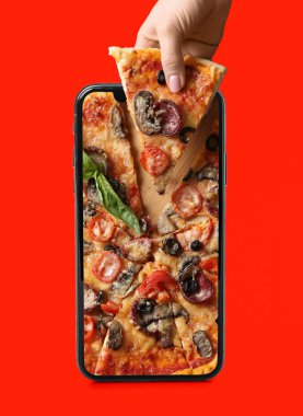Kırmızı arka planda lezzetli pizza ve cep telefonu dilimli yaratıcı kolaj