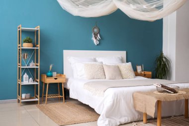 Yatak odasının içinde rüya kapanı ve yatağı var.