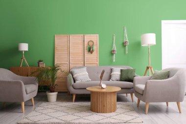 Oturma odasının içinde, kanepede ve perdede düş kapanı var.