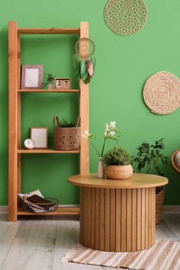 Oturma odasının içinde, düş kapanı ve raf ünitesi var.