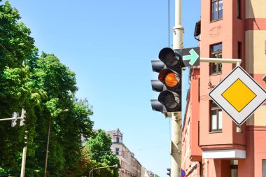 Şehirdeki yol işaretli sarı trafik ışıklarının görüntüsü, yakın çekim