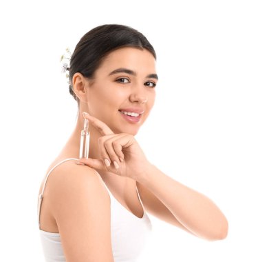 Beyaz arka planda ampulü olan güzel genç bir kadın.