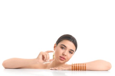 Masada beyaz arka planda ampulleri olan güzel genç bir kadın.