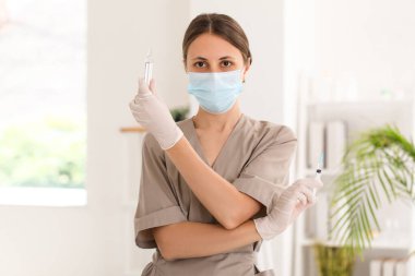 Güzellik salonunda şırıngası ve ampulü olan kadın kozmetolog.