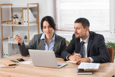 Ofisteki masada çalışan iş danışmanları