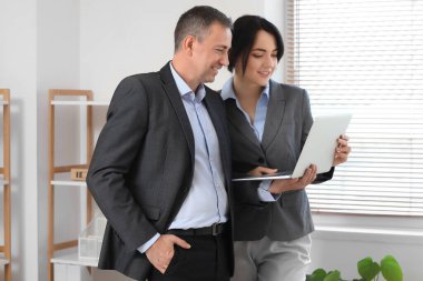 Ofiste dizüstü bilgisayarla çalışan iş danışmanları