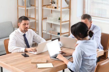 Ofisteki masada çalışan iş danışmanları