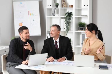 Ofisteki masada çalışan iş danışmanları