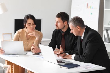 Ofisteki masada çalışan iş danışmanları