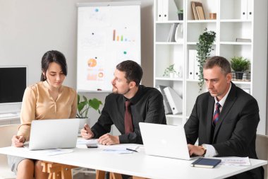 Ofisteki masada çalışan iş danışmanları