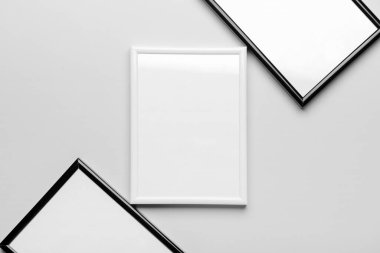 Işık arkaplanındaki boş resim çerçeveleri