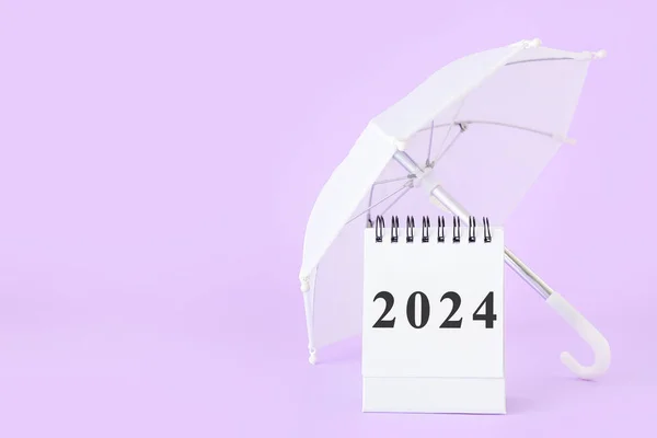 Kalender Med Figur 2024 Och Litet Paraply Lila Bakgrund Banner — Stockfoto