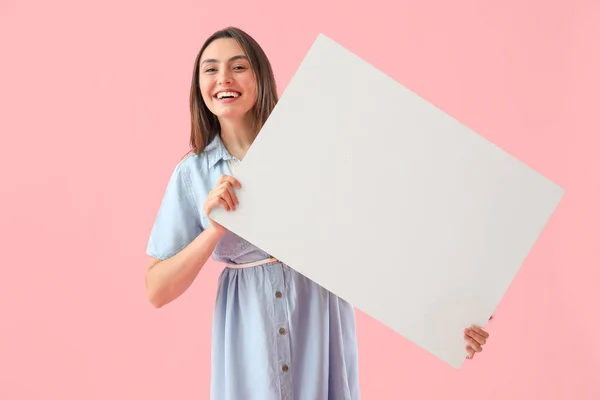 Mujer Joven Feliz Con Gran Cartel Blanco Sobre Fondo Rosa —  Fotos de Stock
