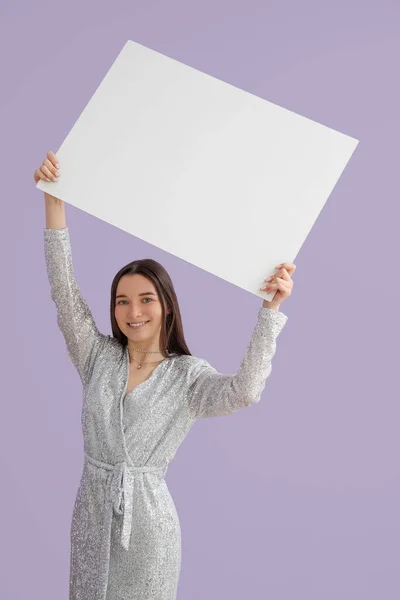 Mujer Joven Vestido Brillante Con Gran Cartel Blanco Sobre Fondo — Foto de Stock