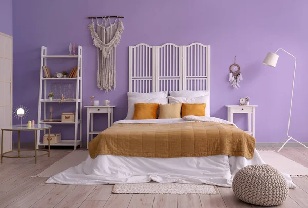 Interieur Des Stilvollen Schlafzimmers Mit Traumfänger Bett Und Klappschirm — Stockfoto