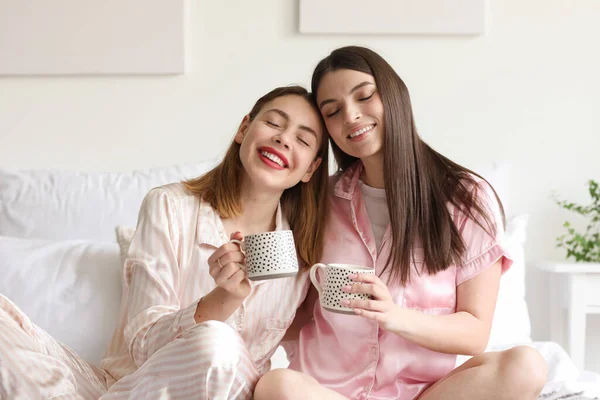 女性朋友在卧室喝咖啡 — 图库照片
