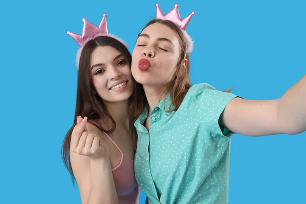 Female Friends Crowns Taking Selfie Blue Background — Stock Photo, Image