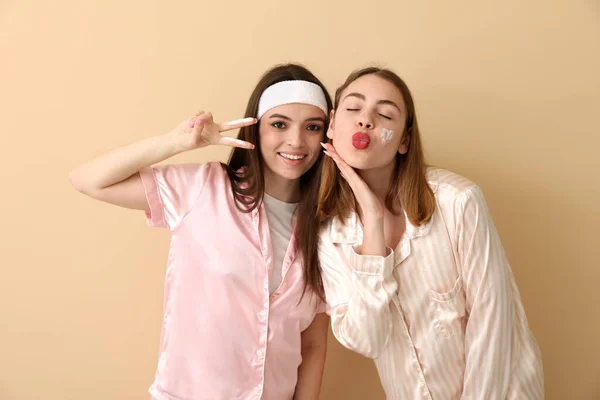 Female Friends Pajamas Cream Beige Background — Stock Photo, Image