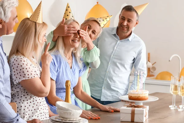 Dojrzałe Ludzie Świętują Urodziny Kuchni — Zdjęcie stockowe