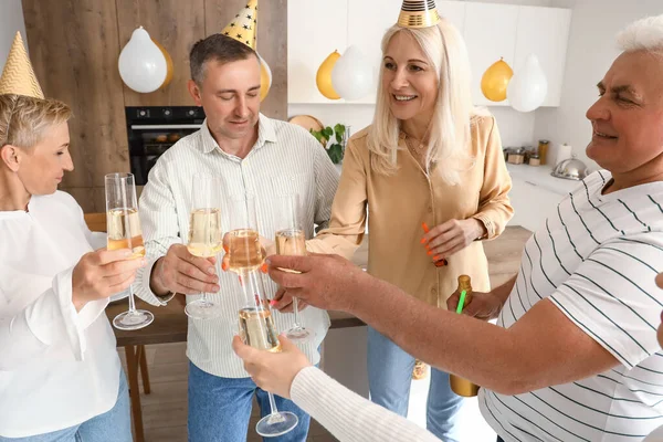 Зрелые Люди Пьют Шампанское Дне Рождения Кухне — стоковое фото