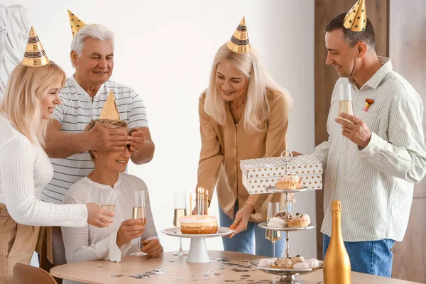 Personas Maduras Con Pastel Celebrando Cumpleaños Cocina —  Fotos de Stock