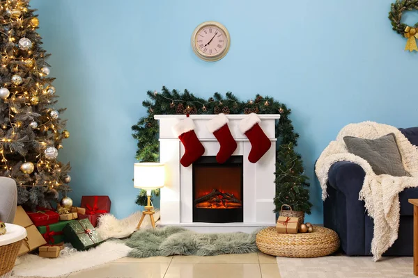 クリスマスツリー 輝くランプ ソファー付きのリビングルームのインテリア — ストック写真