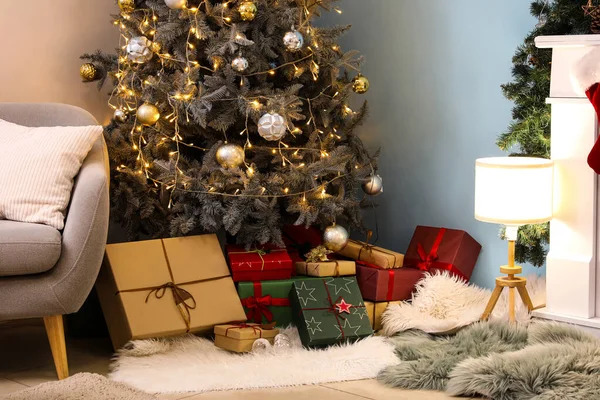 Interieur Woonkamer Met Kerstboom Geschenkdozen Grijze Fauteuil — Stockfoto