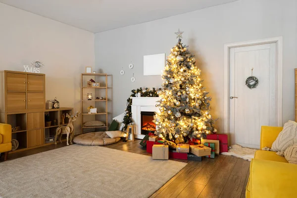 Interiér Obývacího Pokoje Krbem Vánoční Stromeček Dárky — Stock fotografie