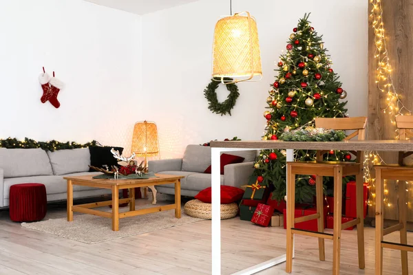 Interiér Obývacího Pokoje Vánoční Stromeček Pohovky Konferenční Stolek — Stock fotografie