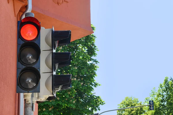 Şehirdeki kırmızı trafik ışıklarının görüntüsü, yakın plan