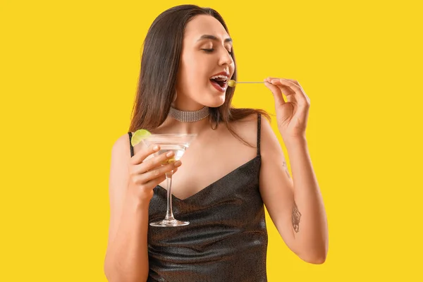 Hermosa Mujer Con Martini Comiendo Aceitunas Sobre Fondo Amarillo — Foto de Stock