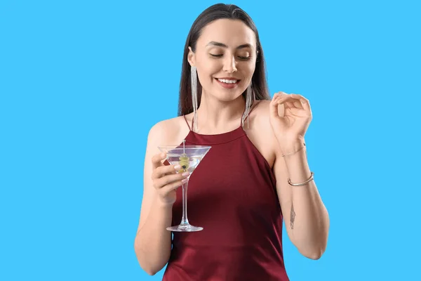 Hermosa Mujer Con Martini Sobre Fondo Azul —  Fotos de Stock