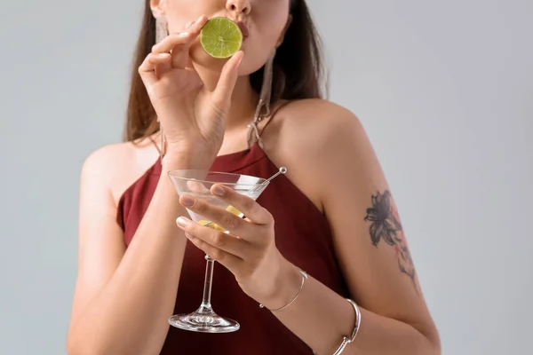 Hermosa Mujer Con Martini Lima Sobre Fondo Claro Primer Plano — Foto de Stock
