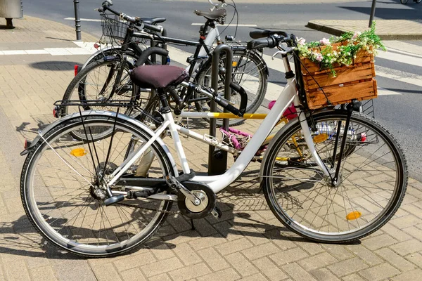 Bicicletas Modernas Estacionadas Calle Ciudad —  Fotos de Stock