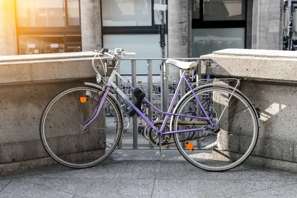 停在城市街道上的现代自行车 — 图库照片
