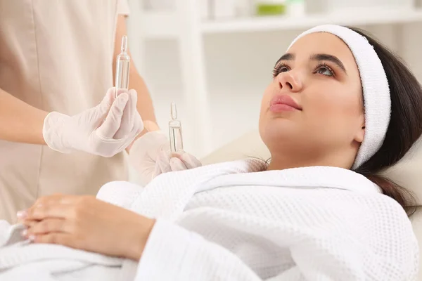 Jovem Mulher Cosmetologist Com Ampolas Salão Beleza Close — Fotografia de Stock