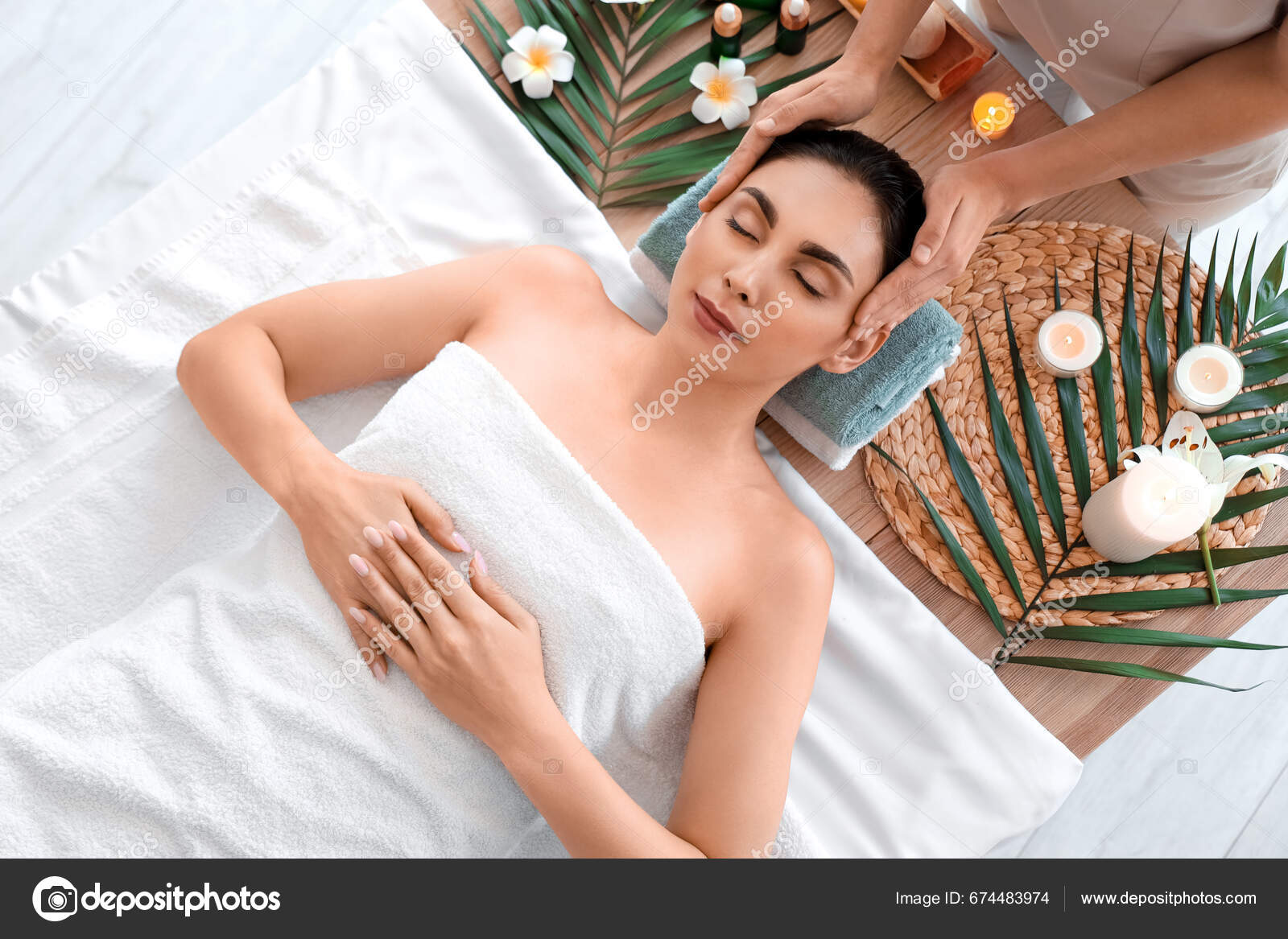 Mujer descansando en sauna de infrarrojos. tratamiento de balneario de spa.  conceptos de terapia de belleza