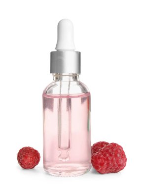 Beyaz arka planda bir şişe kozmetik ahududu yağı