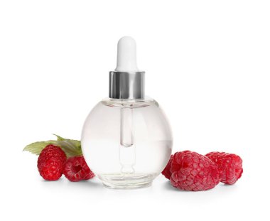 Beyaz arka planda bir şişe kozmetik ahududu yağı