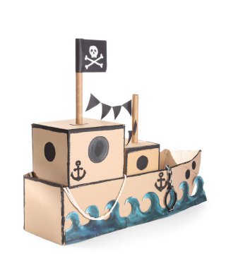 Beyaz arkaplanda korsan karton gemi