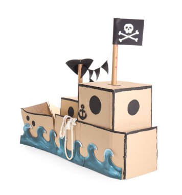 Beyaz arkaplanda korsan karton gemi