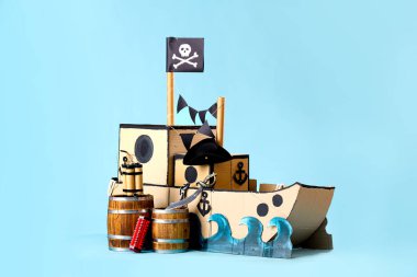 Mavi zemin üzerinde patlayıcı bulunan korsan karton gemi.