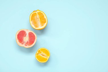 Mavi arka planda taze sitruslar. Seks eğitimi kavramı