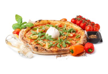 Burrata peynirli lezzetli pizza ve beyaz arka planda malzemeler.