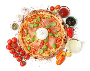Burrata peynirli lezzetli pizza ve beyaz arka planda malzemeler.