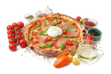 Burrata peynirli lezzetli pizza ve beyaz arka planda malzemeler.